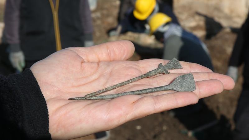 Zerzevan Kalesi'nde 1800 y�ll�k ameliyat aletleri bulundu