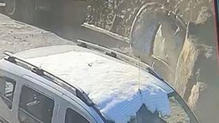 Artvin'de heyelan: Yamaçtan düşen kayalar aracı hurdaya çevirdi