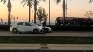 Seyir halindeki aracın üstüne böyle atladı