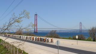 "Yılın projesi" seçilen 1915 Çanakkale Köprüsü'nün yetkilileri ödülü aldı