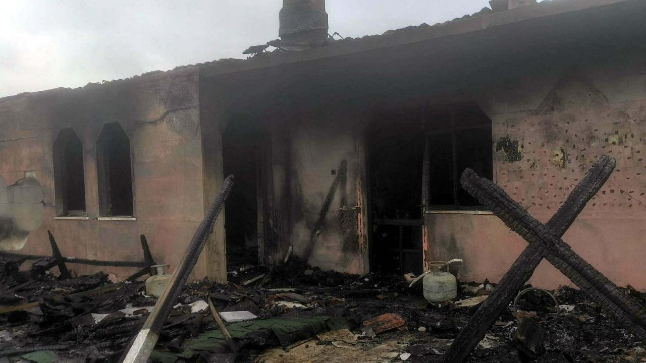 İş yerinde çıkıp eve sıçrayan yangın 5 saatte söndürüldü