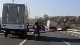 Kamyonet aniden şerit değiştirdi, motosiklet sürücüsü ölümden döndü