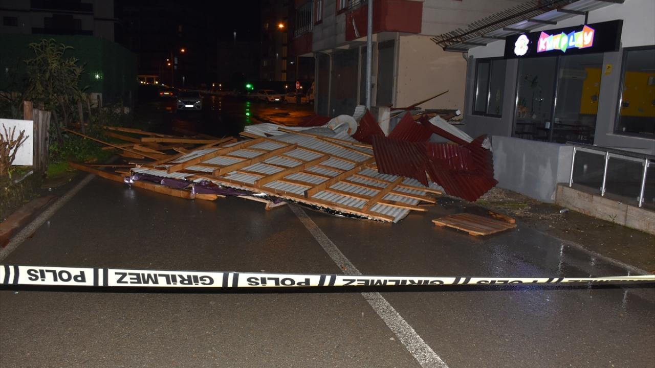 Ordu`da etkili fırtına nedeniyle çatılar uçtu, park halindeki araçlarda hasar oluştu
