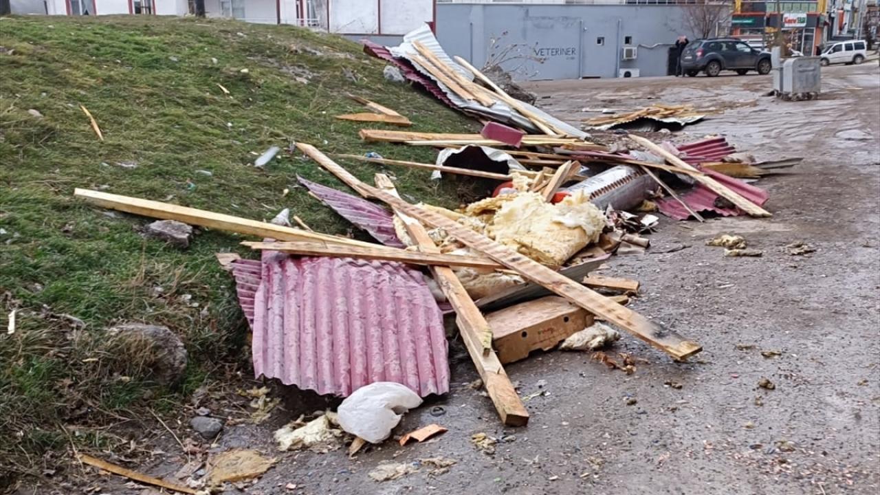 Kars, Erzurum ve Ardahan`da etkili olan kuvvetli fırtına bazı binaların çatılarını uçurdu