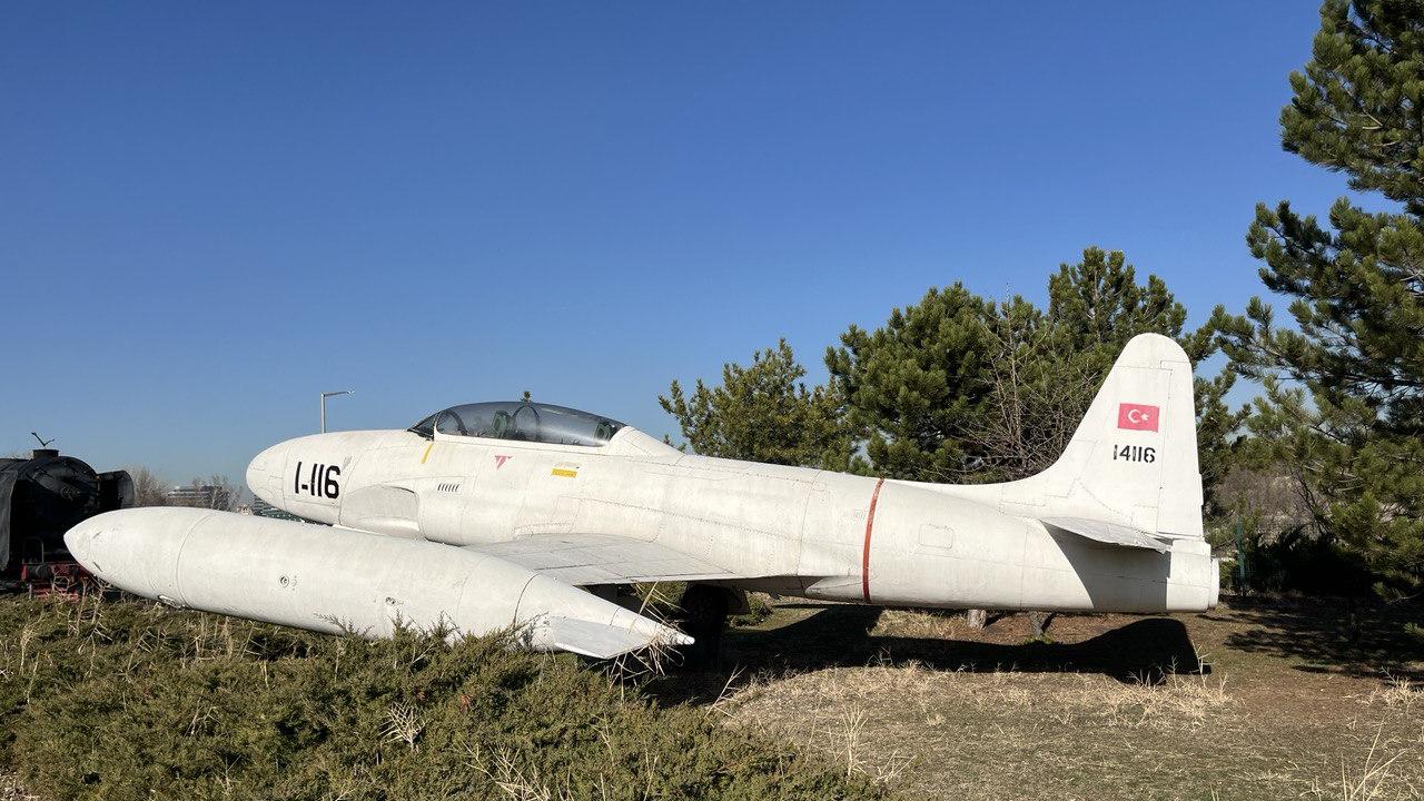 Bahçesinde uçaklar var