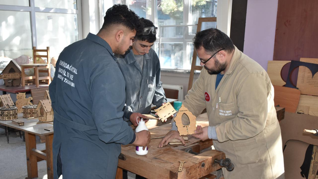 Afyonkarahisar'da meslek lisesi öğrencileri kuşlar için yuva yaptı