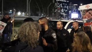 İsrailli esirlerin yakınları Bakan Ben-Gvir'in aracının önünü kesti