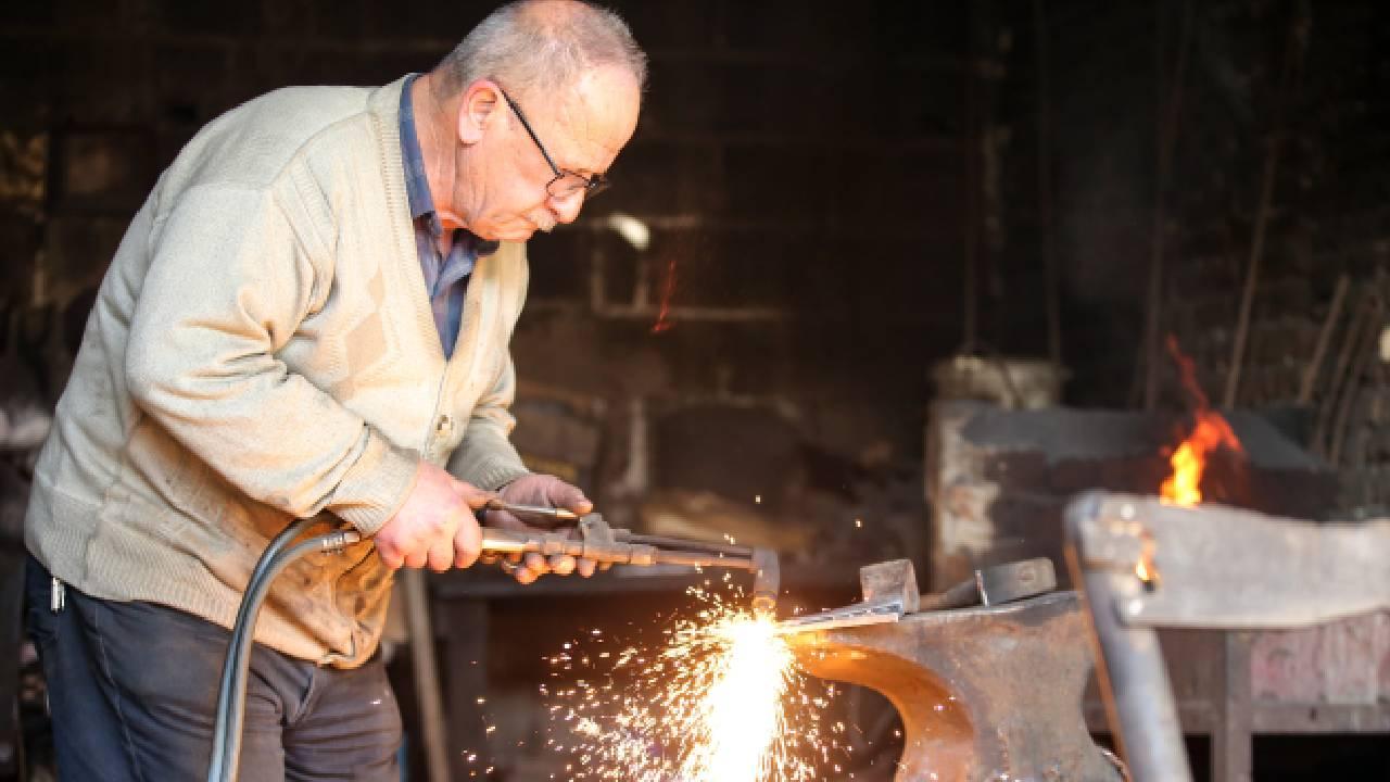 Baba yadigarı mesleğinde 45 yıldır demire şekil veriyor