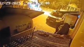 Düşen çatının altında kalmaktan son anda kurtuldu