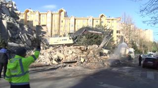 Yıkım sırasında bina caddeye çöktü