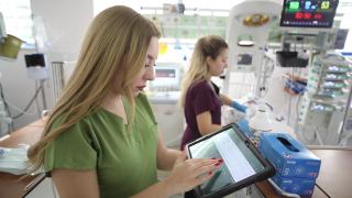 Hastanede dijital dönüşüm: Personelin elinde artık kağıt değil tablet var