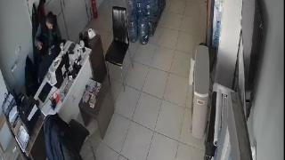 Boğazına yiyecek takılan arkadaşını Heimlich manevrasıyla kurtardı