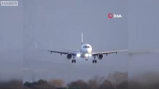 Şiddetli rüzgar, yolcu uçağını savurdu