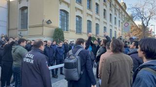 İstanbul'da mescide ayakkabıyla giren akademisyen protesto edildi