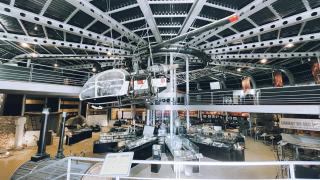 Bahçesine uçaklar park etmiş olan müze