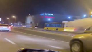 İETT otobüsünün duman çıkartarak ilerlediği anlar cep telefonu kamerasına yansıdı