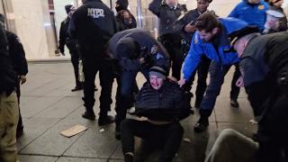 New York'ta Filistin yanlısı protestocular gözaltına alındı