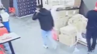 Müşteri gibi girdiği restorandan yangın tüpünü böyle çaldı