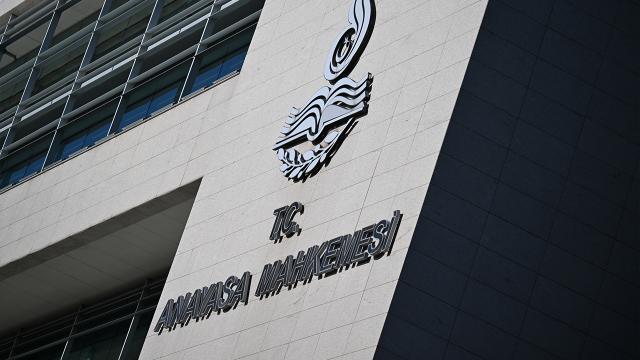 AYM, boşandığı eşiyle yaşayan eş ile çocuklarının aylıklarının kesilmesini uygun buldu haber görseli
