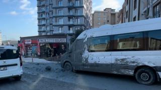 İstanbul'da hafriyat kamyonundaki beton yola saçıldı: Araçlar zarar gördü