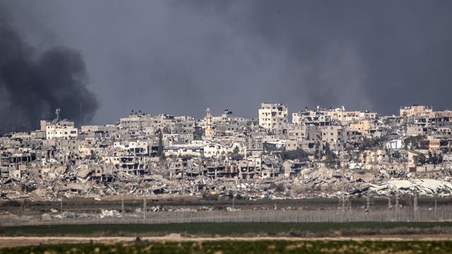 Katil İsrail'in Gazze'ye düzenlediği saldırılarda yıkılan binaların enkazından 8 Filistinlinin daha naaşı çıkarıldı haber görseli