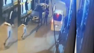 Kavga edenlerin arasına arabayla daldı