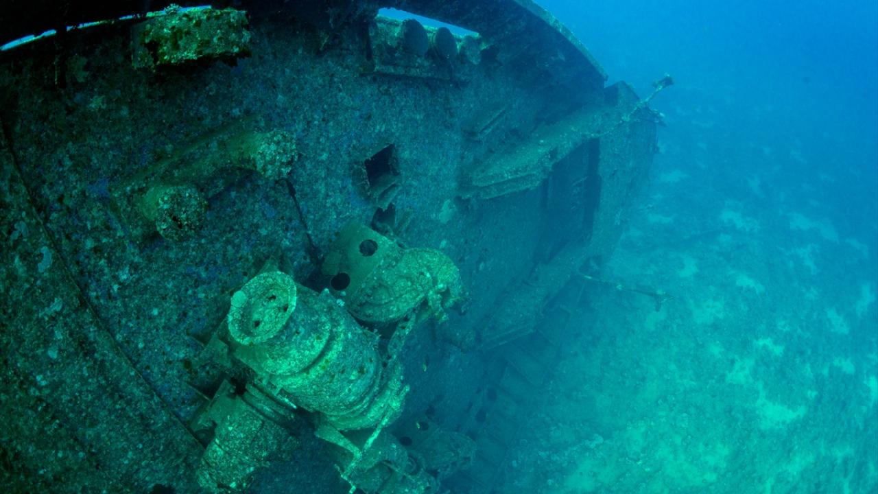 Batıkta, bavullar, pusetler ve kişisel eşyalar görülüyor
