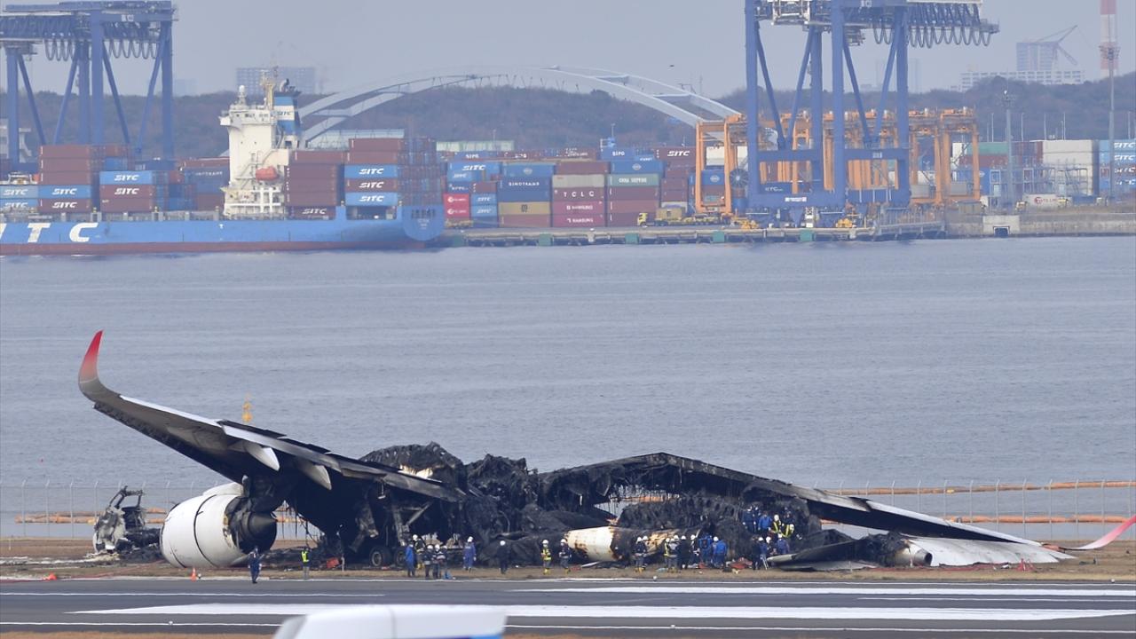 Haneda Havalimanı pistinde uçaklar çarpıştı