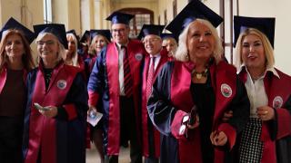 '3. Yaş Üniversitesi'nde mezuniyet sevinci