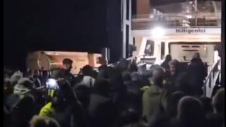 Almanya'da çiftçiler Ekonomi Bakanı Habeck'in feribottan inmesine izin vermedi