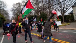 Blinken'ın aracına Gazze'de dökülen kanı temsilen kırmızı boya atıldı