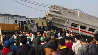 Endonezya'da 2 trenin çarpışması sonucu 3 kişi öldü