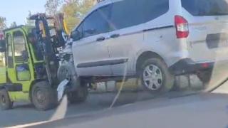 Hasarlı otomobili forklift ile taşıdılar