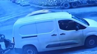 Çukura düşen aracın hava yastığı patladı: O anlar kamerada
