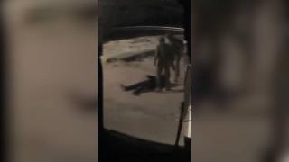 İsrail güçleri yaralı Filistinliyi yerde sürükledi