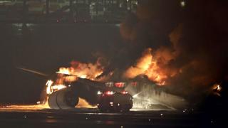 Tokyo'da yanan uçaktaki yolcular ve mürettebat tahliye edildi