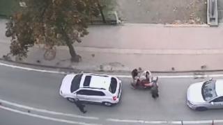 Aniden geri gelen sürücü az kalsın motosikletliyi eziyordu