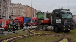 Freni arızalanan tır refüje çıkarak durabildi