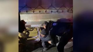 Durdurulan tırın altında 2 düzensiz göçmen yakalandı