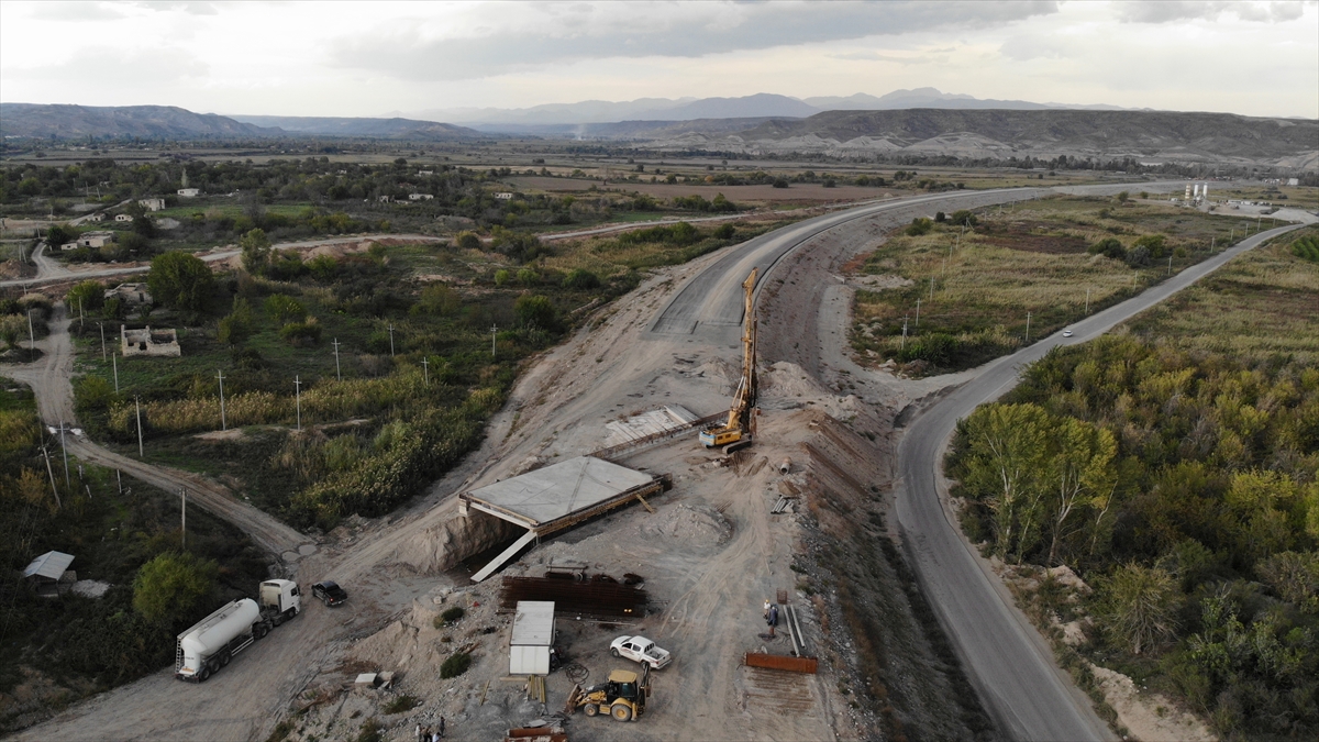 Kara yolunun yüzde 80`inden fazlası tamamlandı