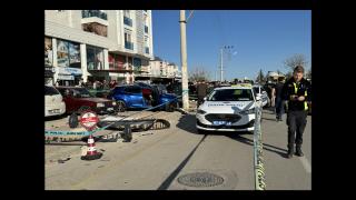 Durakta bekleyen yolculara otomobil çarptı: 2 kişi hayatını kaybetti, 1 kişi yaralandı