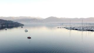 Antarktika'ya gittikleri teknede yaşayan Atasoy çiftinin oğulları da okula botla ulaşıyor