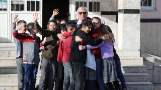 Doğum gününde emekli olan öğretmene duygulandıran veda