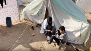 Gazzeli Doktor Fida sığındığı çadırda Filistinlilere sağlık hizmeti veriyor