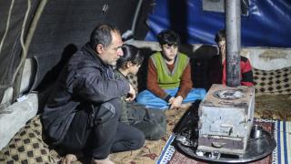 İdlib'de zorla yerinden edilen siviller kış şartlarının zorluğu karşısında çaresiz kalıyor