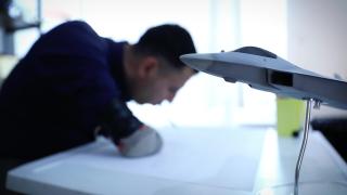 Ağzıyla tuttuğu kalemle Milli Muharip Uçak KAAN'ı modelledi