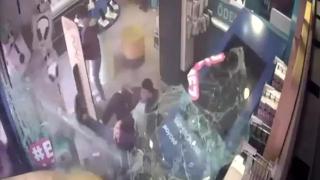 Kamyonetin yayalara çarpıp iş yerine girdiği anlar kamerada