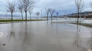 Kocaeli'de sağanak ve fırtına: Deniz taştı, yollar su altında kaldı