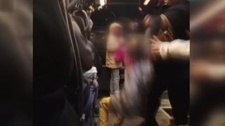 İstanbul'da sinirlenen minibüs sürücüsü ani gaza bastı: Anne ve çocuğu yere düştü