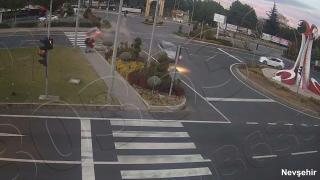 Savrulan otomobilin altında kalmaktan son anda kurtuldular